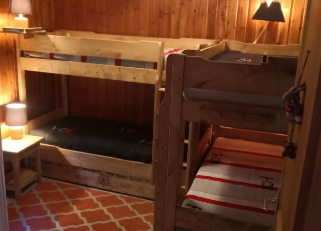 chambre 2 lits supperposés et 1 lit gigogne (3)