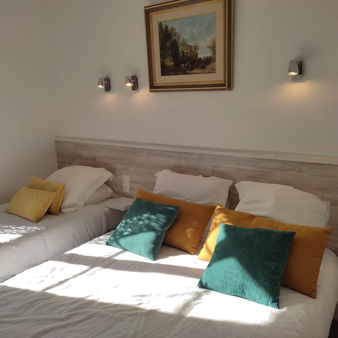 Chambre 4, lits, fenetre, tableau et cousins.