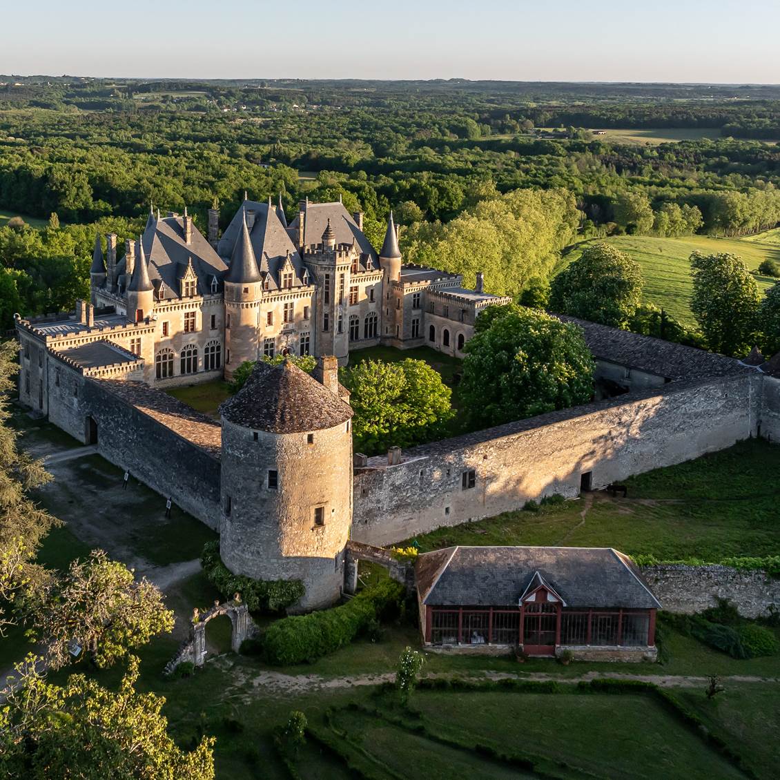 DJI_20250430073506_0076_D_MAVIC3PRO- Cha^teau Michel de MontaigneDe´clic&De´colle