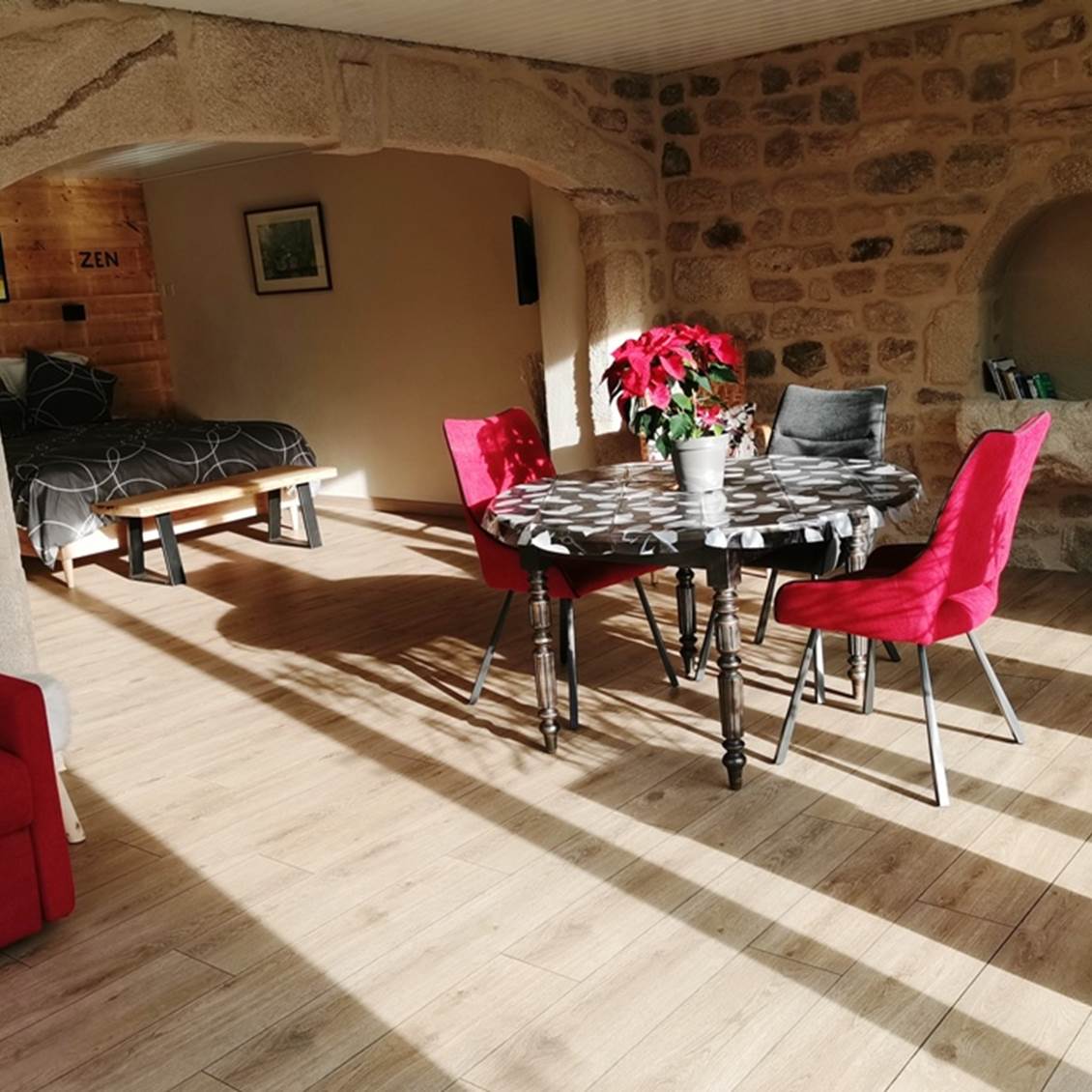 La chambre, le canapé et le coin repas