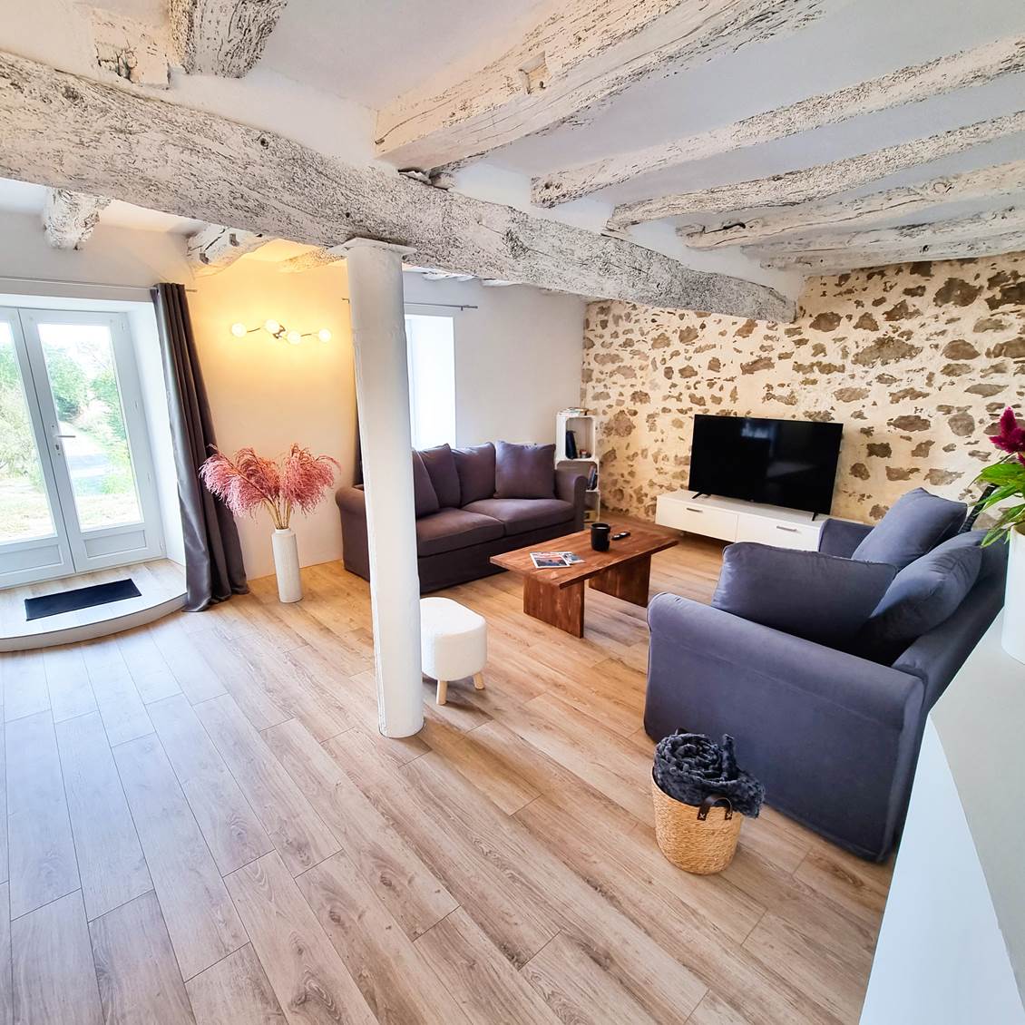 salon-cosy-murs-pierre-gite-le-cottage-location-lauragaise.jpg