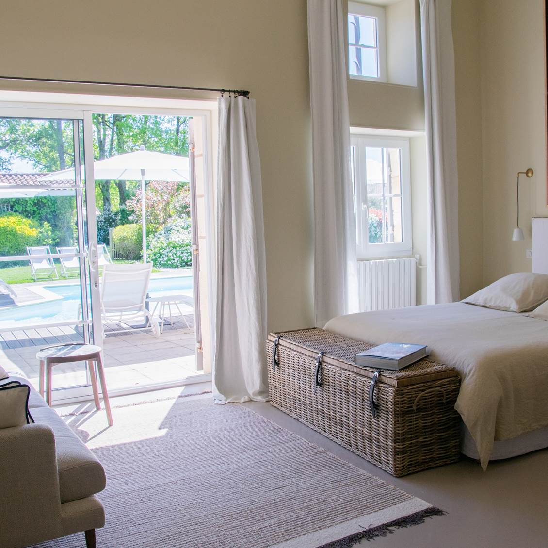 accés direct à la terrasse et à la piscine