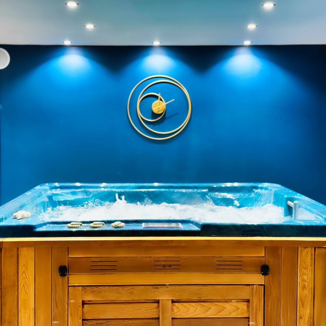 Jacuzzi en bois dans l’espace spa privatif Le Magnolia