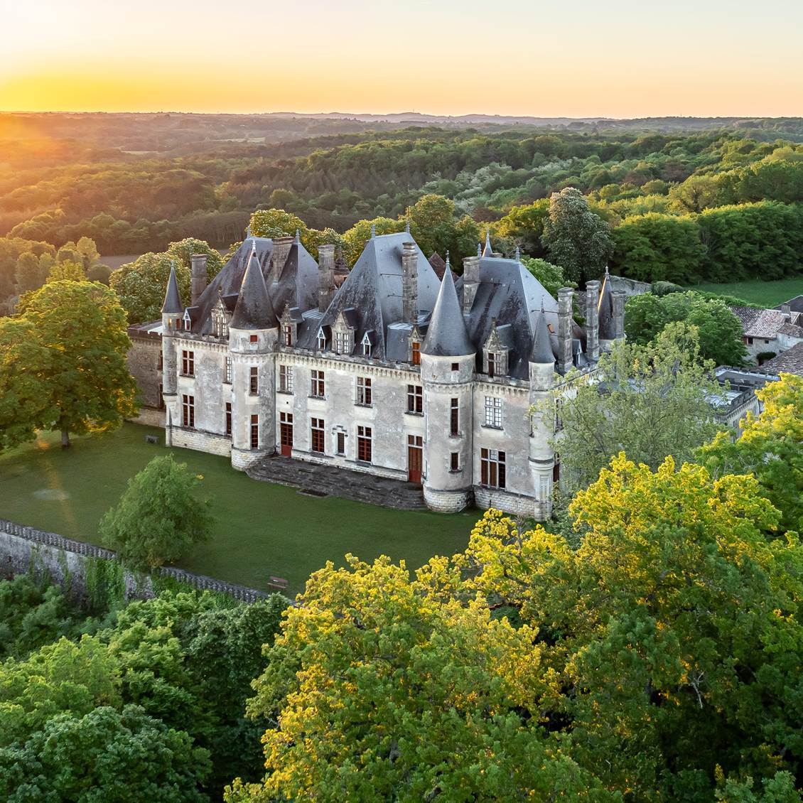 DJI_0073- Cha^teau Michel de MontaigneDe´clic&De´colle