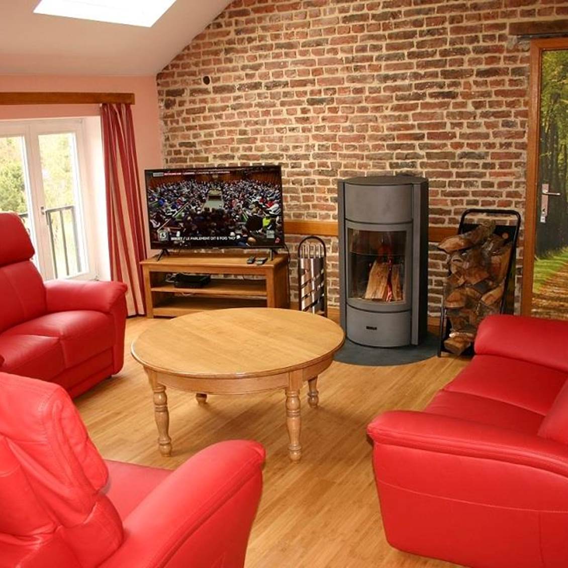 Salon avec TV et feu ouvert