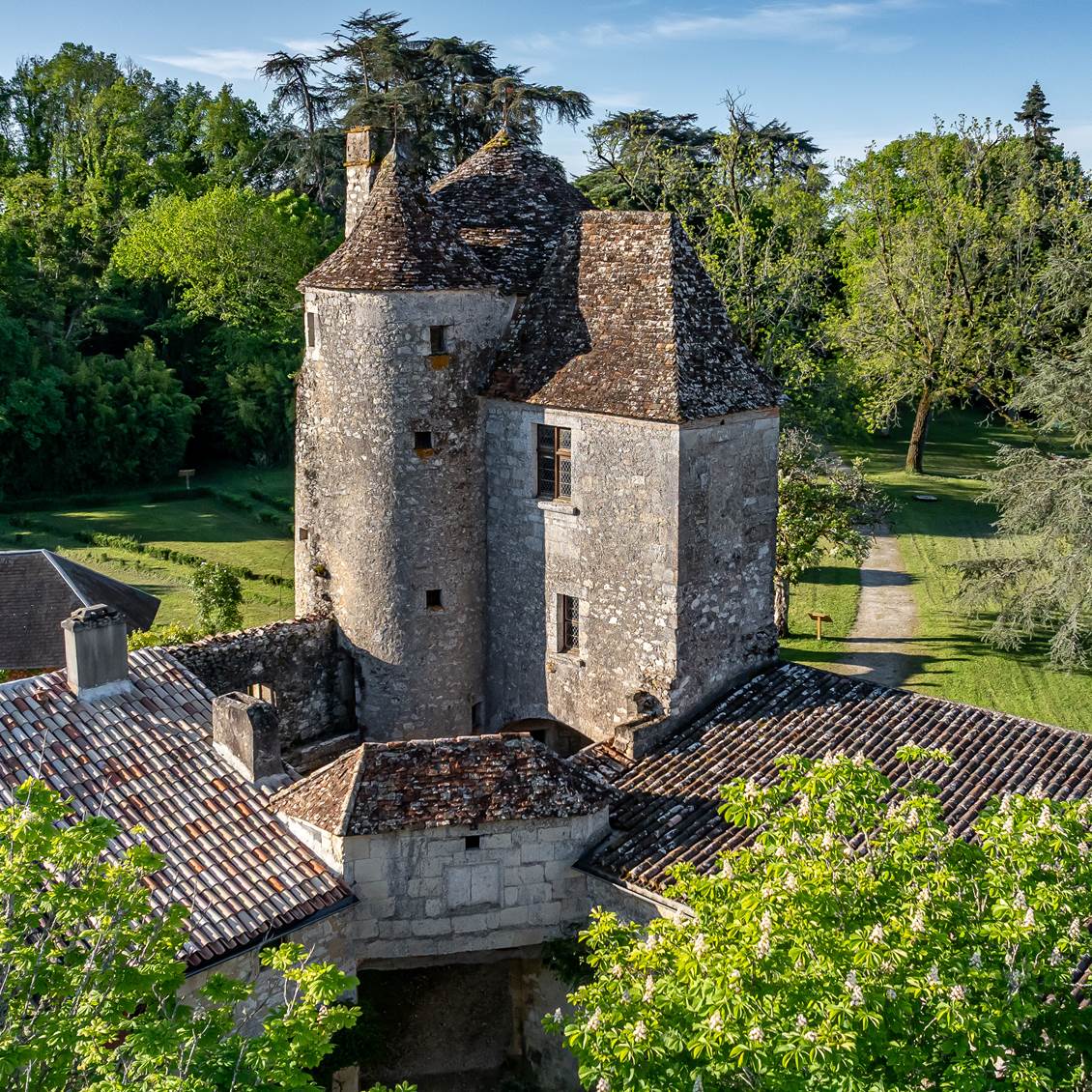 DJI_20250430083345_0103_D_MAVIC3PRO- Cha^teau Michel de MontaigneDe´clic&De´colle