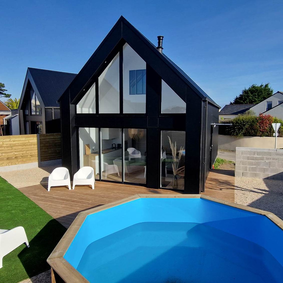 La Portsallaise côté piscine, avec les extérieurs encore en travaux (fin prévue courant avril).