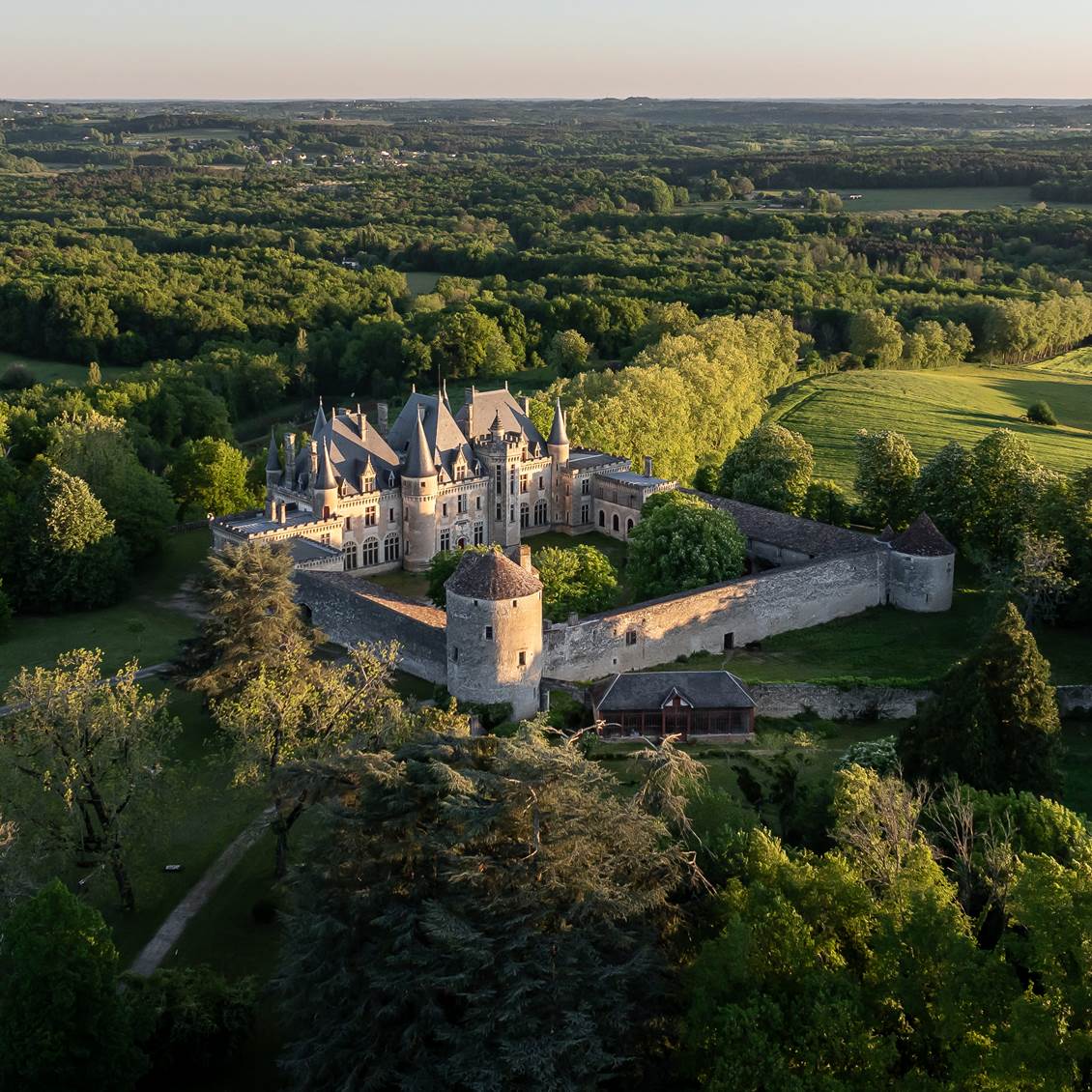 DJI_20250430072114_0054_D_MAVIC3PRO- Cha^teau Michel de MontaigneDe´clic&De´colle