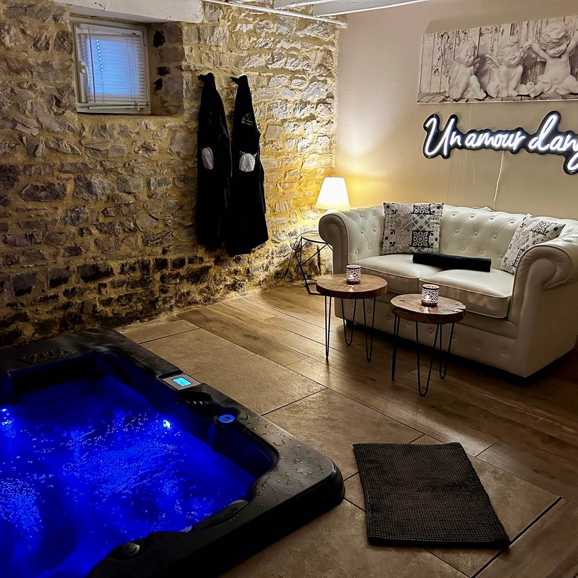 Jacuzzi privatif 3 places ( 2 assises et 1 allongée) gîte " Amour d'ange"