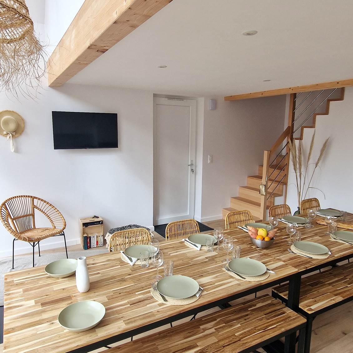 En version réunion, avec le côté repas pour 14 personnes regroupé du même côté.