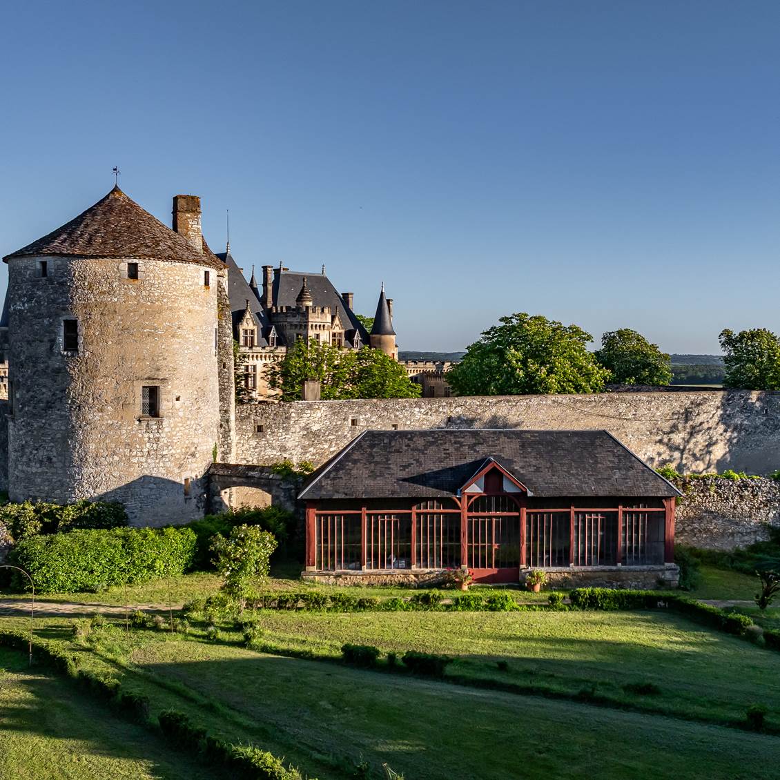 DJI_20250430080743_0079_D_MAVIC3PRO- Cha^teau Michel de MontaigneDe´clic&De´colle