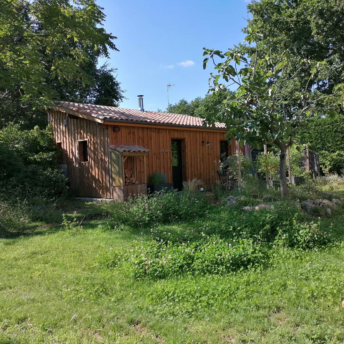 Location meublée pour 2 personnes à Lanton: Le Cabanon des Callunes de Cassy avec sa grande terrasse privative. Ici une vue depuis notre maison