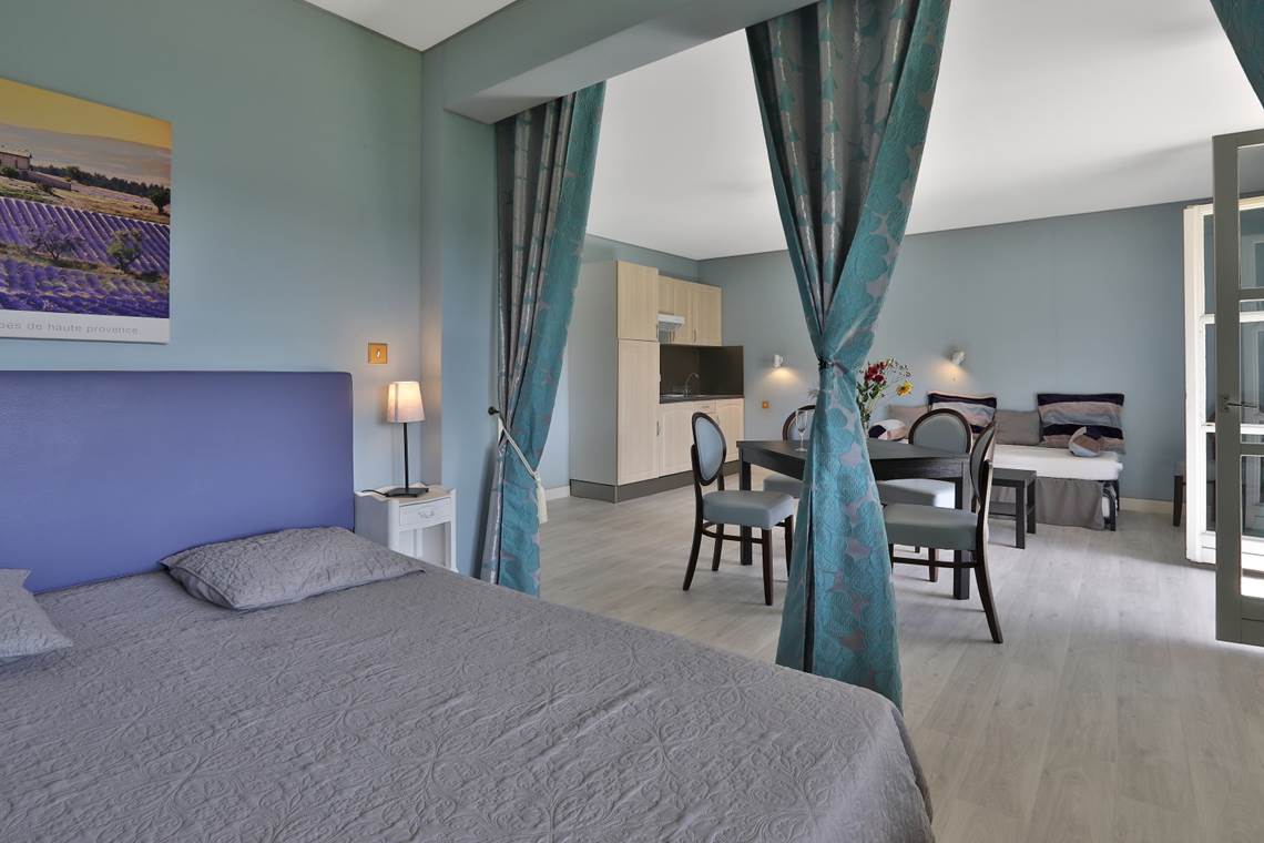 Gîte Tradition Gentilhommière 34 avec balcon filant et grand lit de 160 - 2 à 4 personnes