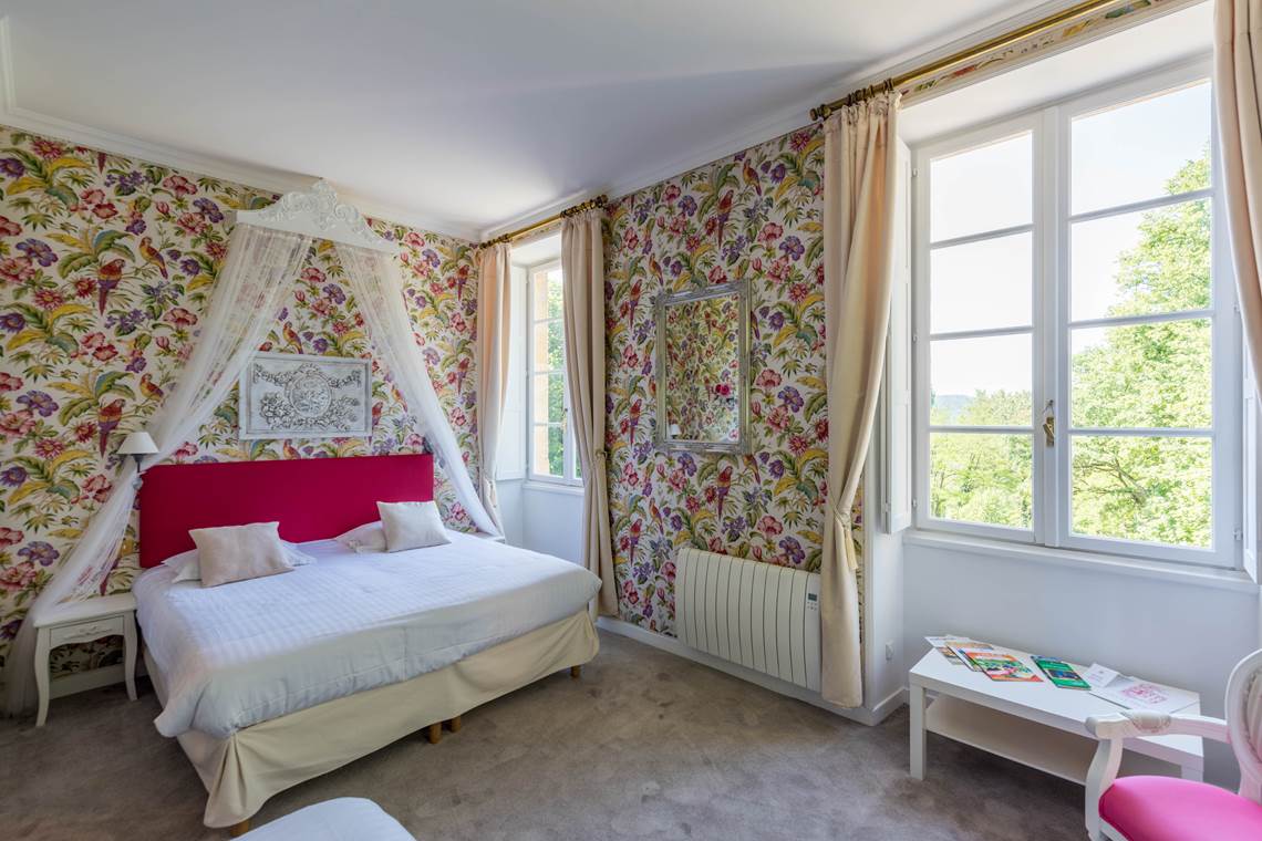 Chambre Perroquets château vue lit