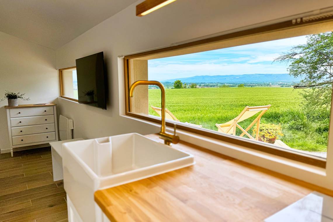 cuisine-studio-le-lodge-vue-campagne.jpg