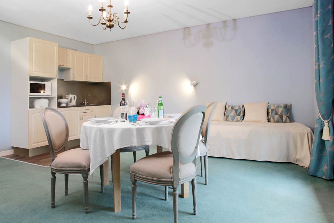 Gîte de charme Junior suite 34 séjour vue cuisine et canapé-lit