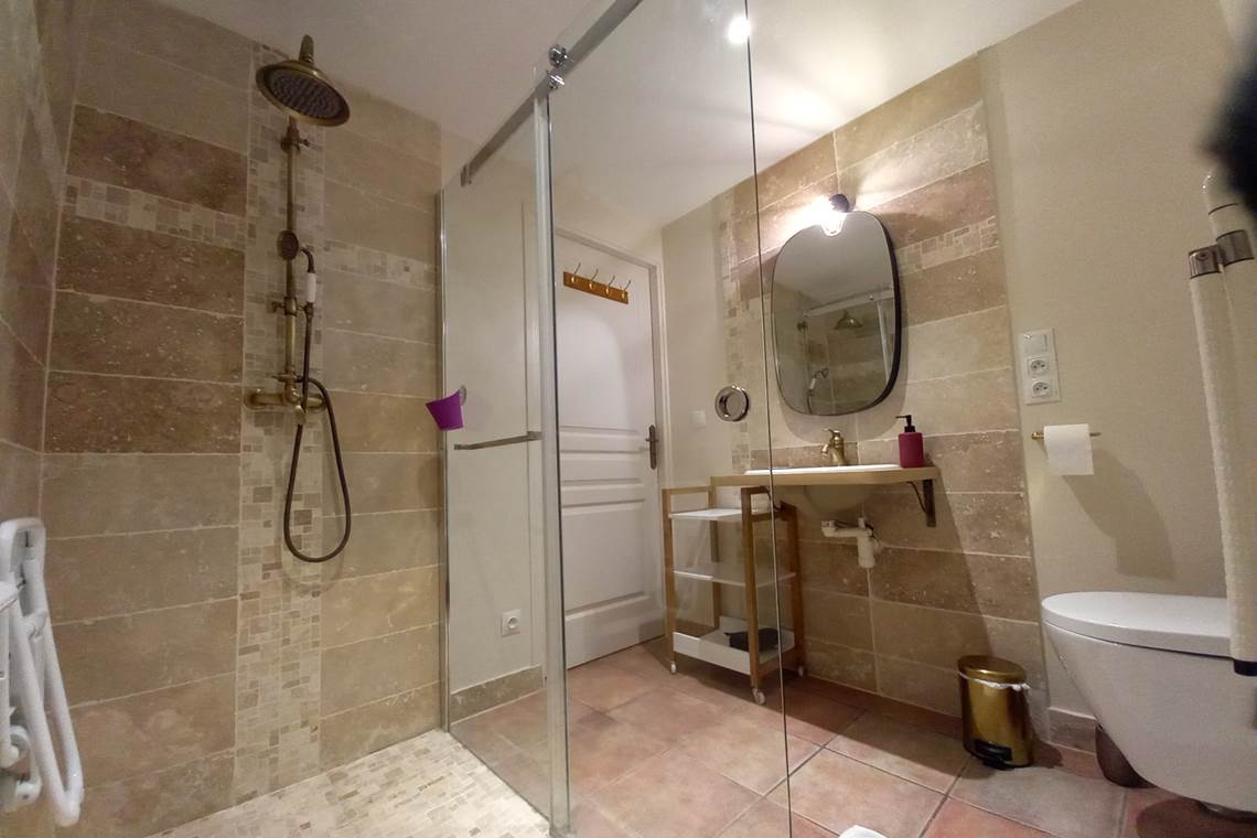 Salle de bain accessible PMR