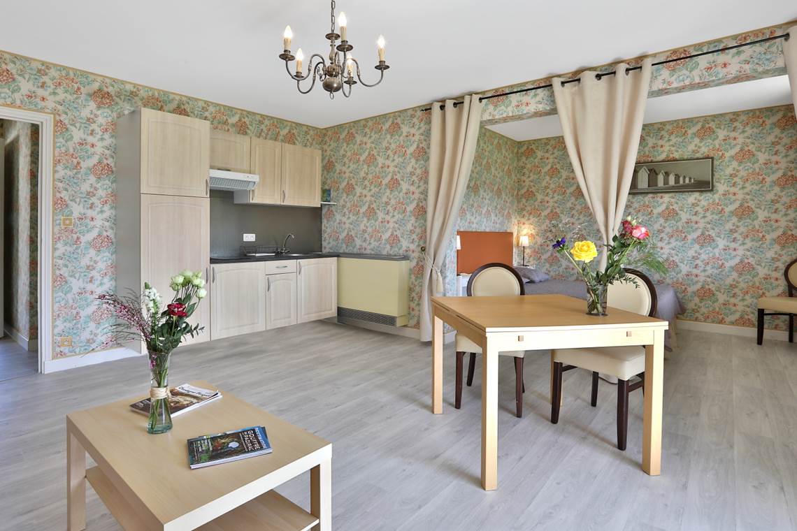 Gîte Tradition 33 - séjour cusine chambre - lit de 160 - balcon filant vue parc