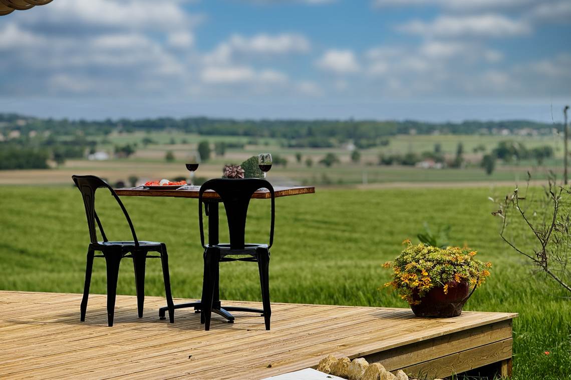 studio-le-lodge-terrasse-repas-vue-romantique-campagne.jpg
