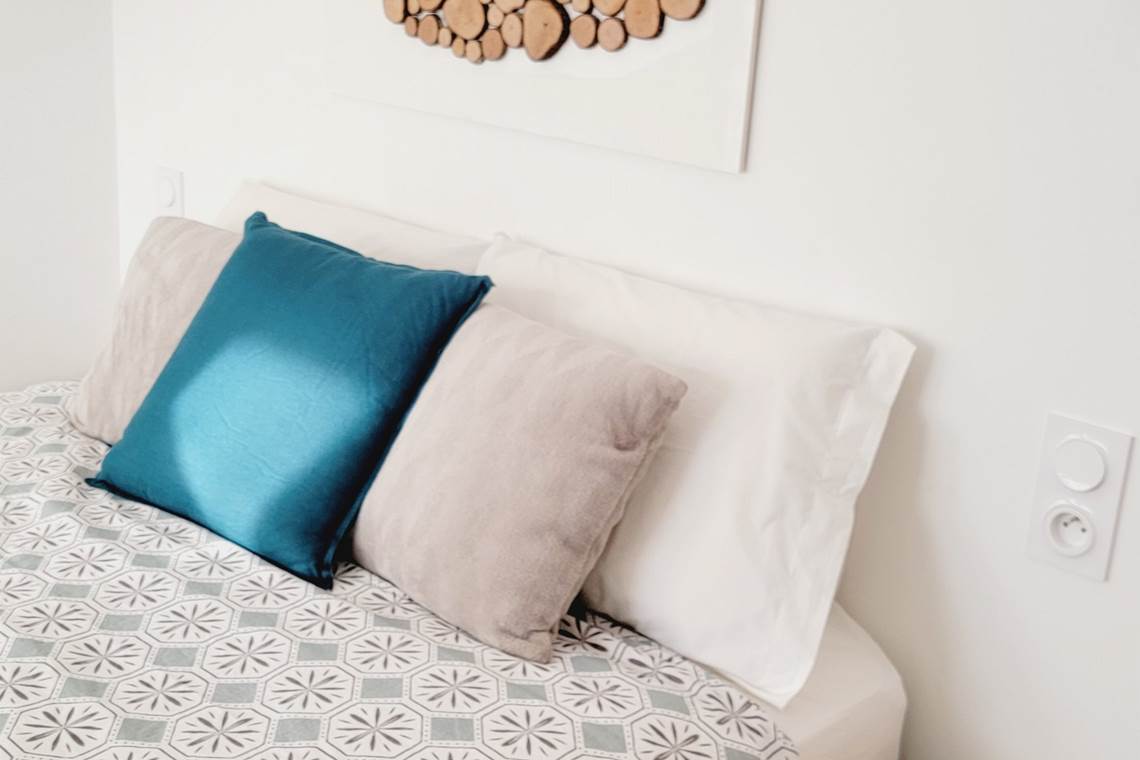 Ambiance sereine et épurée dans la troisième chambre d'hôtes du Domaine Cardu.