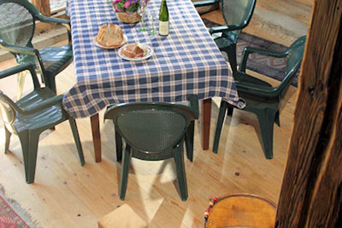 Salon d'extérieur à l'entrée du gite