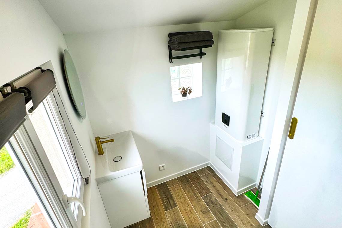 studio-le-lodge-salle-eau-vue-ensemble-equipements.jpg