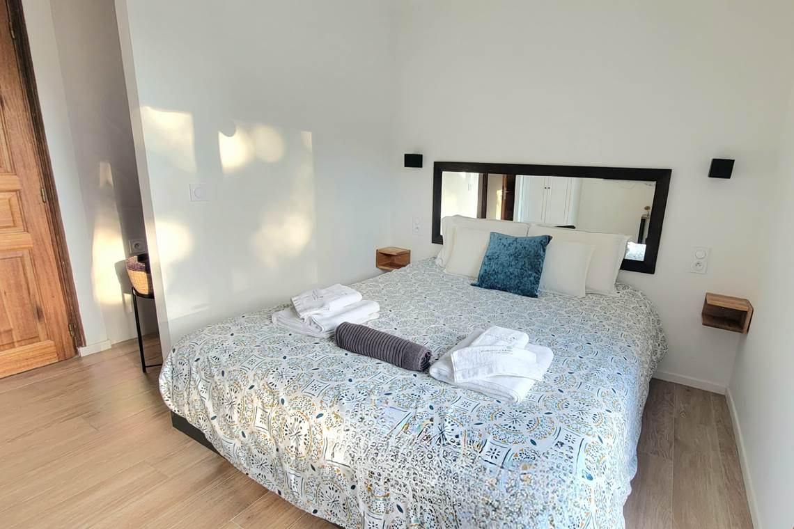 chambre décorée avec goût, idéale pour un séjour détente en Corse du Sud.