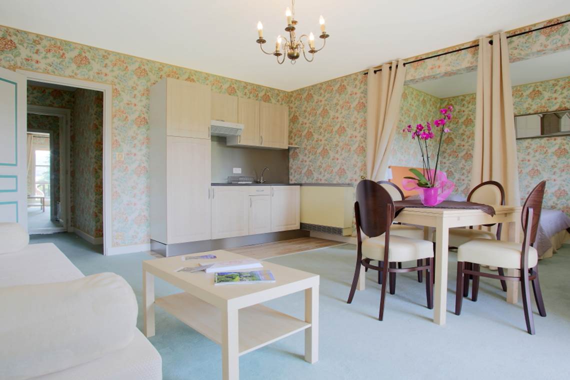 Gîte 33 cuisine séjour canapé-lit avec balcon filant dans la Gentilhommière