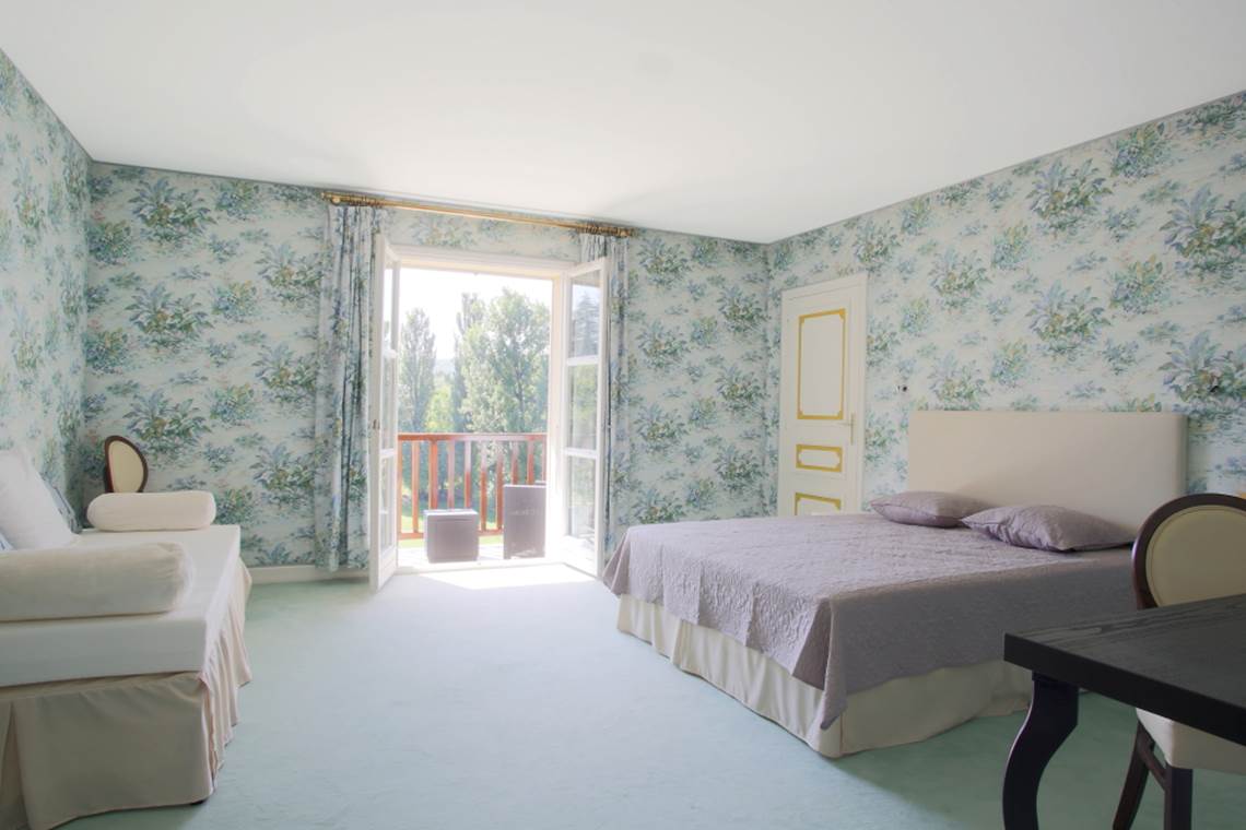 Chambre gîte 24 25 rez de chaussée avec balcon