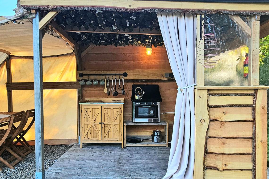 Le Ranch - Lotus belle tipi kitchen