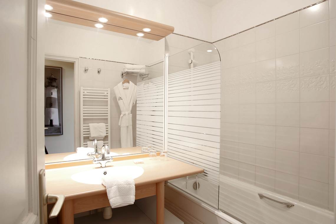 Chambre triple Jaune Château salle de bains