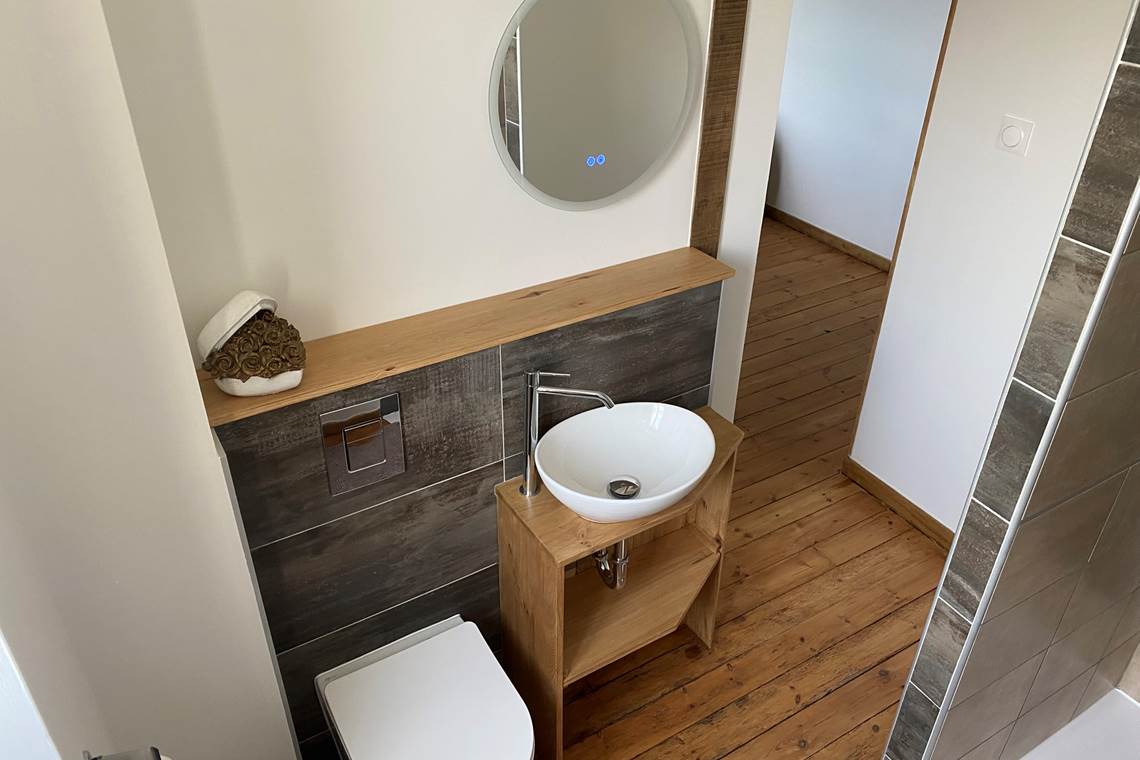 Photo de la  salle de bain de la Chambre Suisse - Chambres d'hôtes La Grange Richard à Dinsac