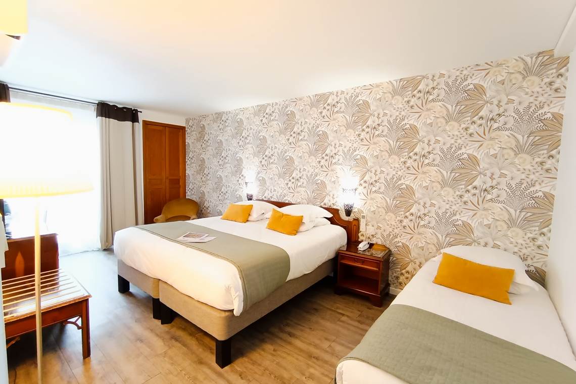 Chambre triple avec grand balcon