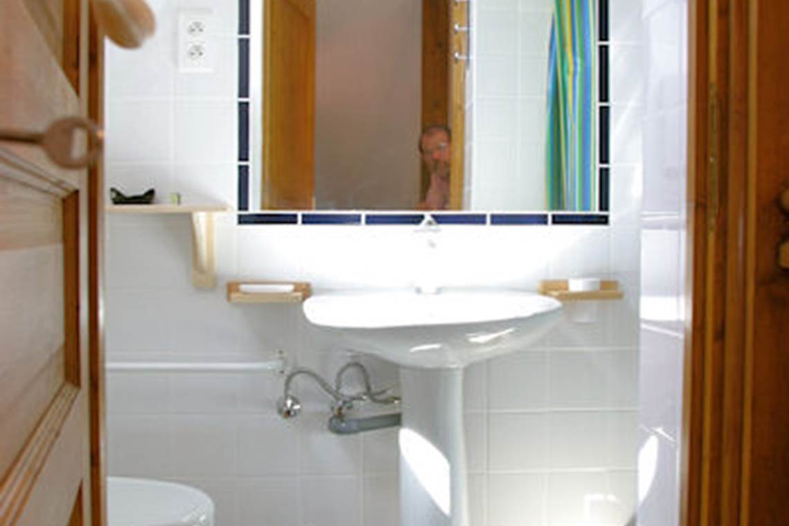 Deuxième salle de bains avec douche et WC