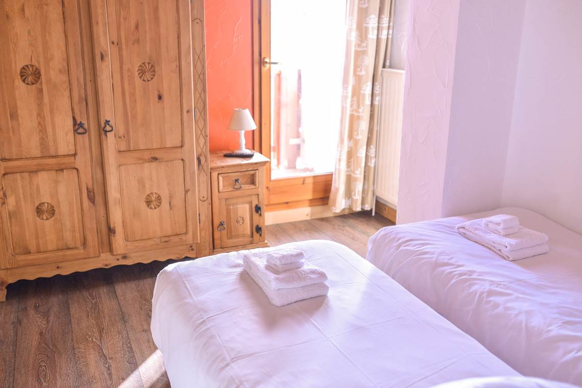 room_2_twin_beds_apartment_alpe_huez