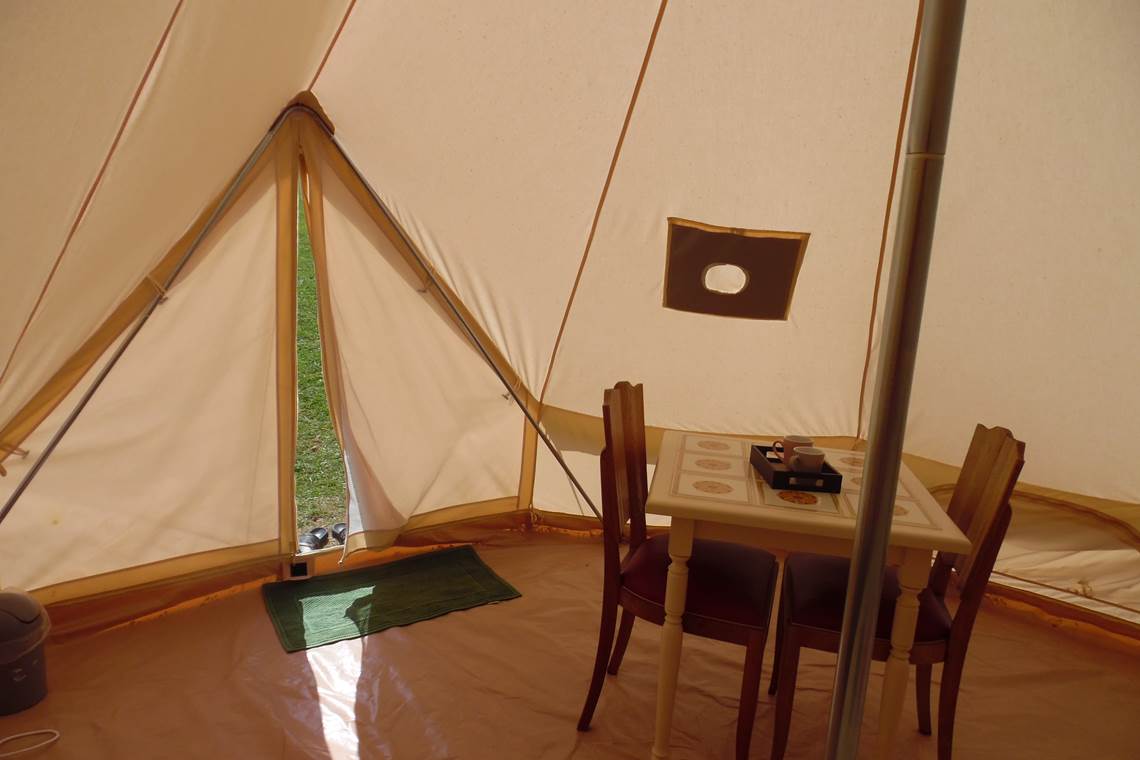 intérieur tente capitaine tim