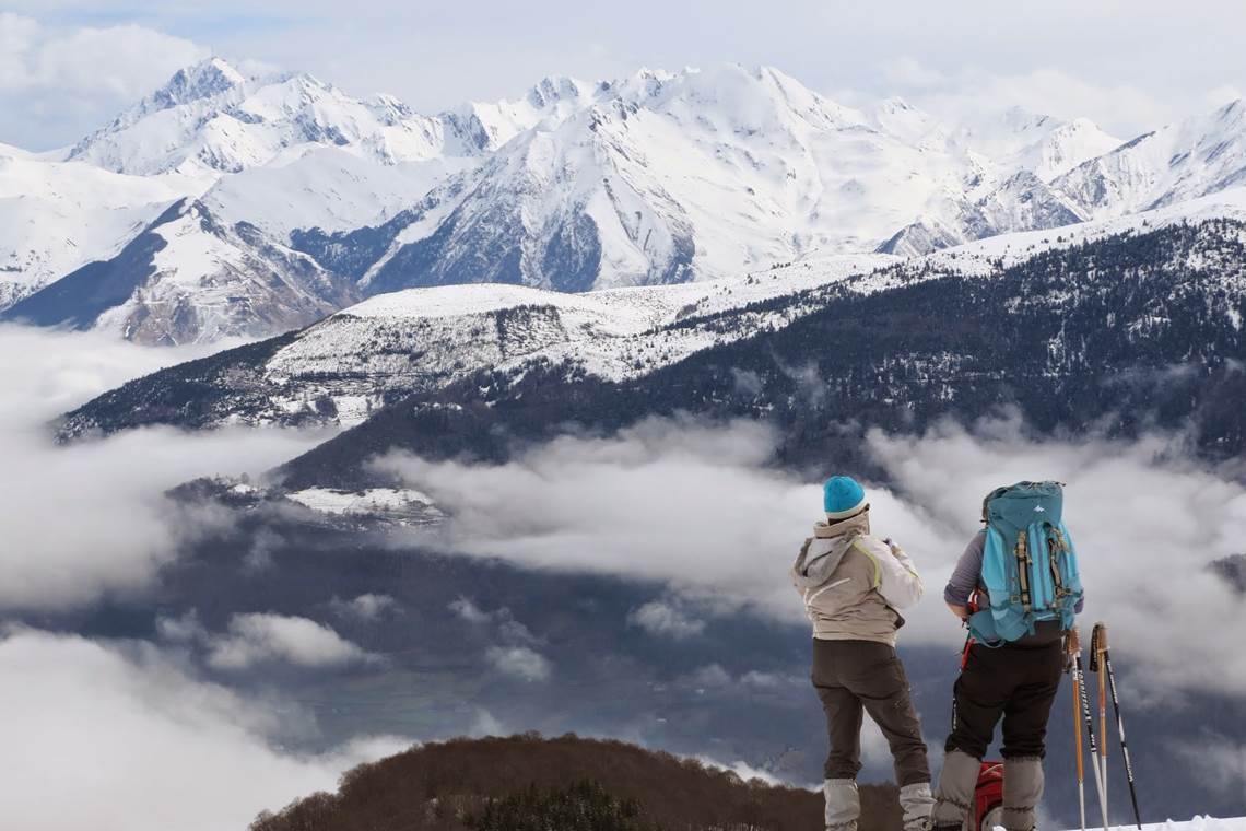 Point de vue panoramique au cours d'une randonnée à raquettes