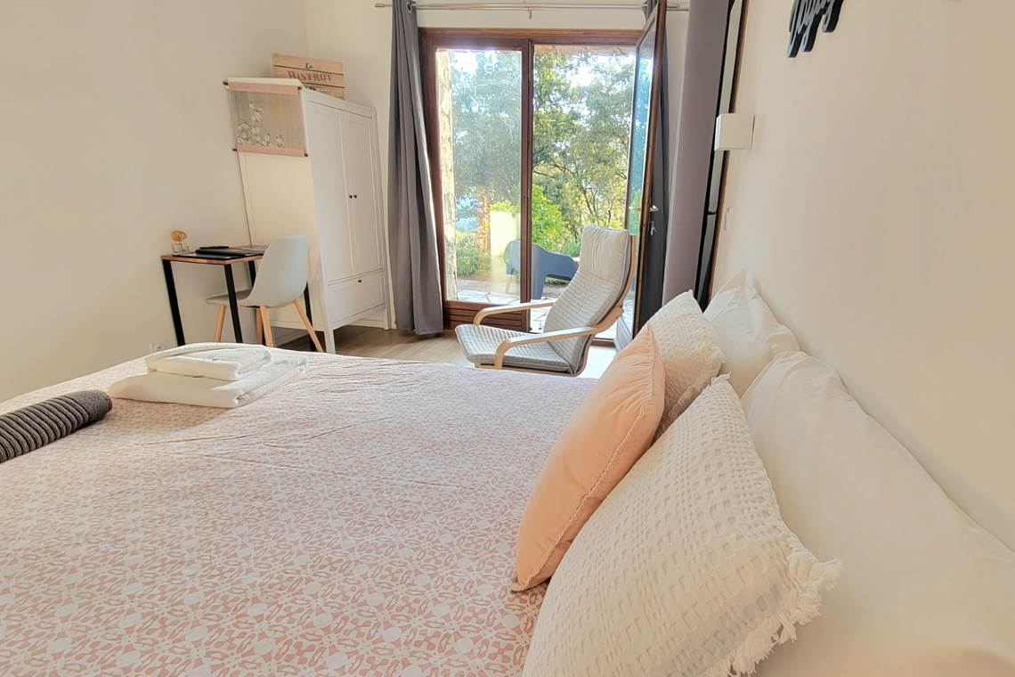 amenagement-chambre-hotes-armoire-bureau-clim