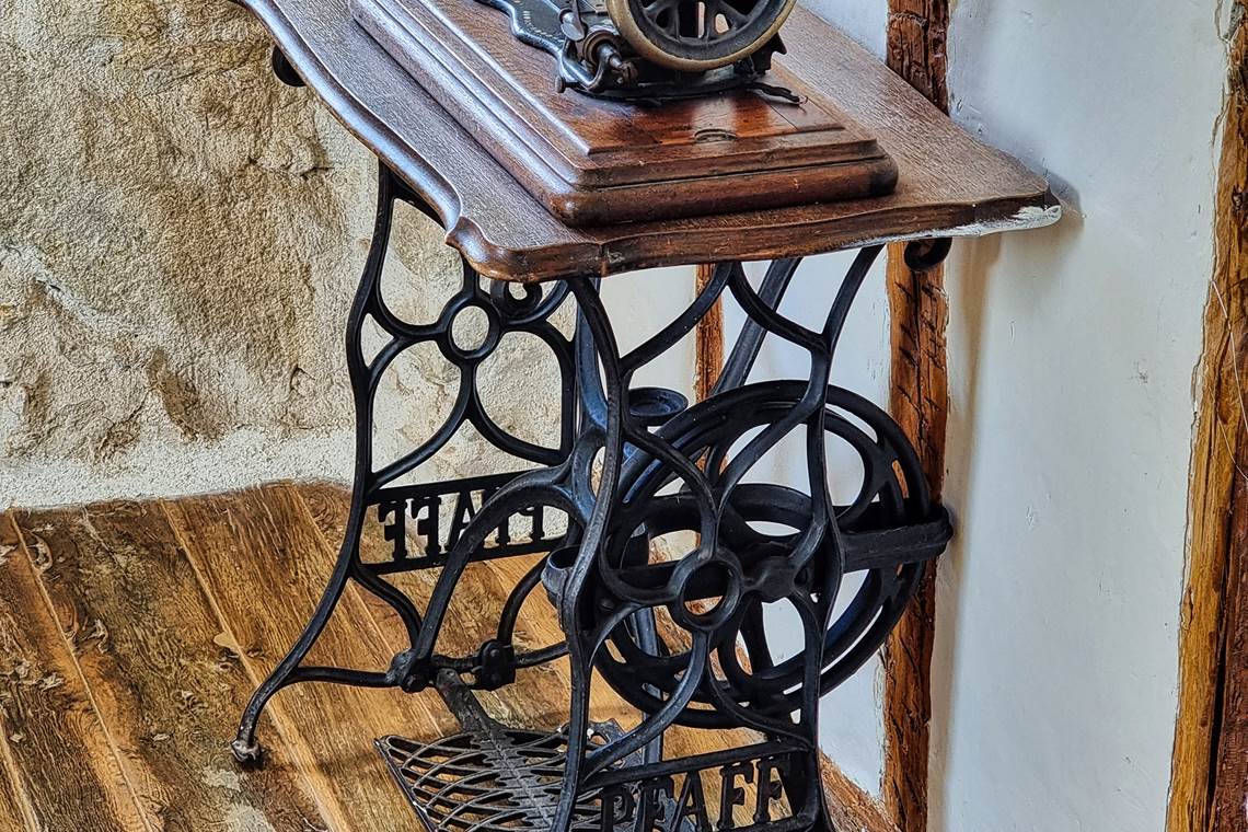 mobilier-vintage-machine-coudre-location-lauragaise.jpg