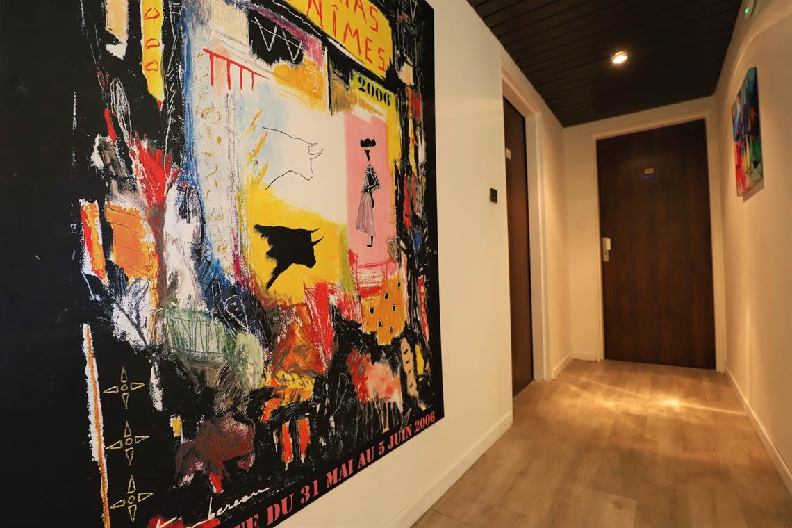 Couloir avec affiche Feria de Nîmes