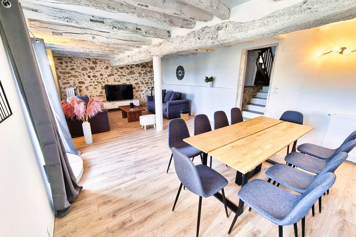 salle-a-manger-salon-poutres-apparentes-gite-le-cottage-location-lauragaise.jpg