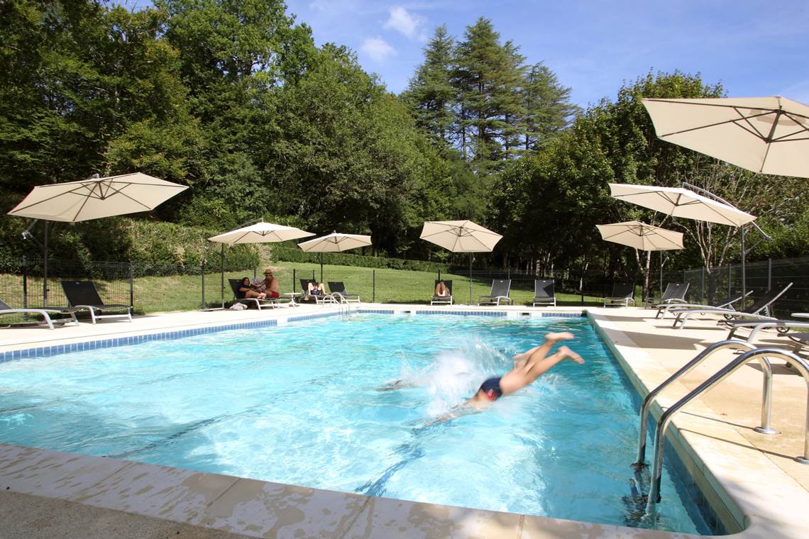 Baignade au Château de Puy Robert Lascaux