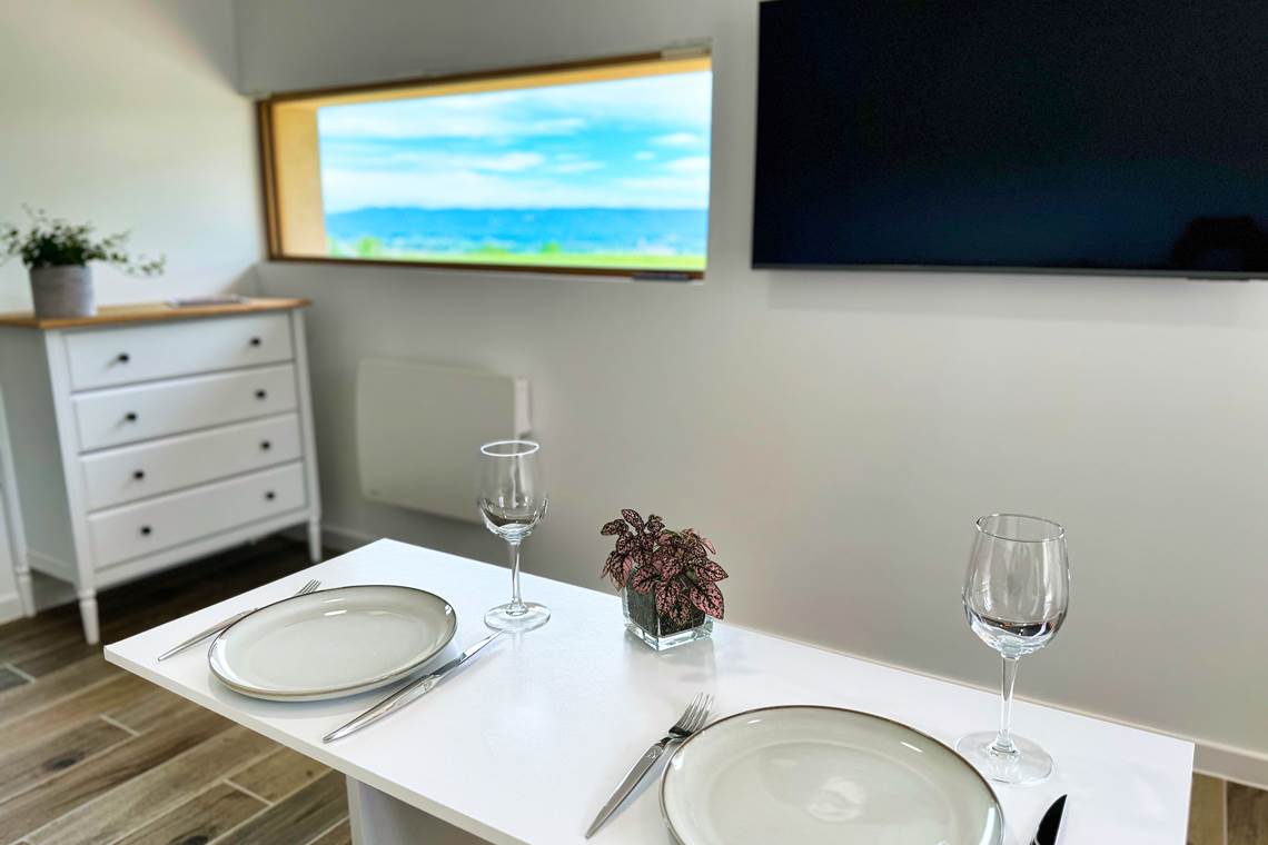 studio-le-lodge-repas-vue-nature-et-tv.jpg