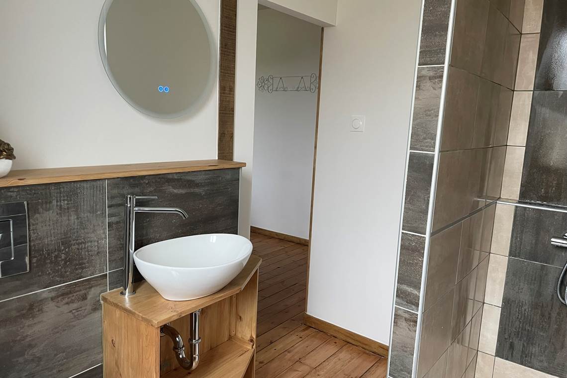 Photo de la  salle de bain de la Chambre Suisse - Chambres d'hôtes La Grange Richard à Dinsac