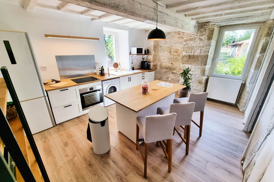 cuisine-gite-le-cottage-mur-pierre-location-lauragaise.jpg