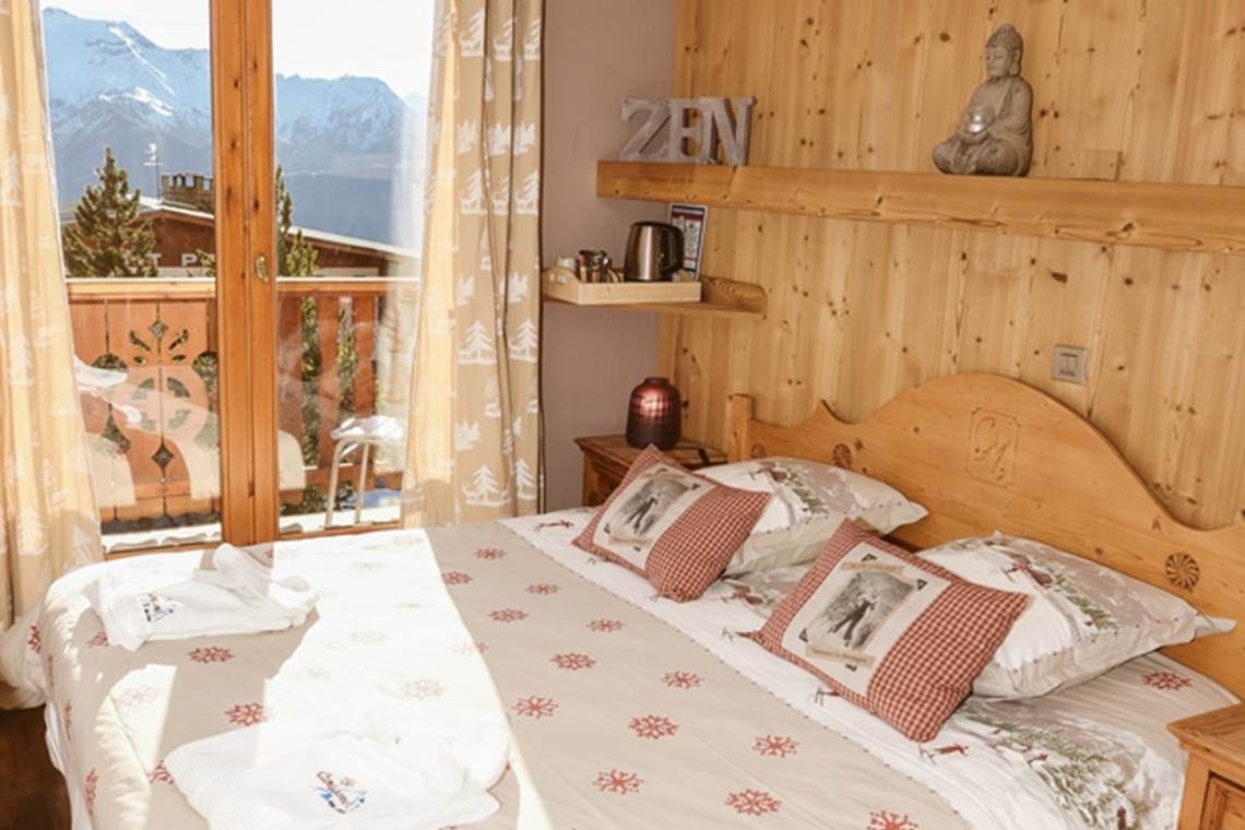 chambre_classique_vue_montagnes-960x640