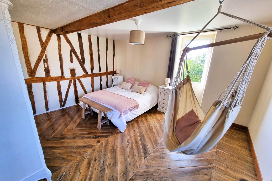 cottage-chambre-fauteuil-suspendu-vue-jardin-location-lauragaise.jpg