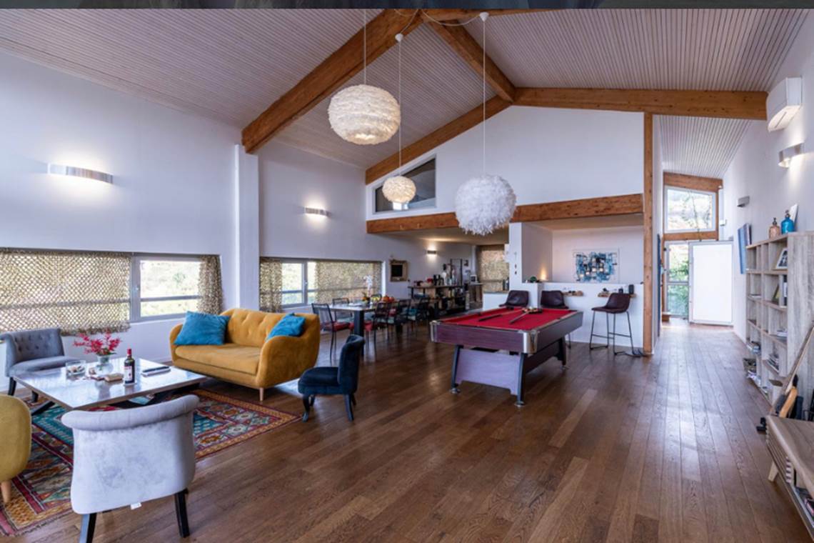 un salon spacieux , avec son billard !