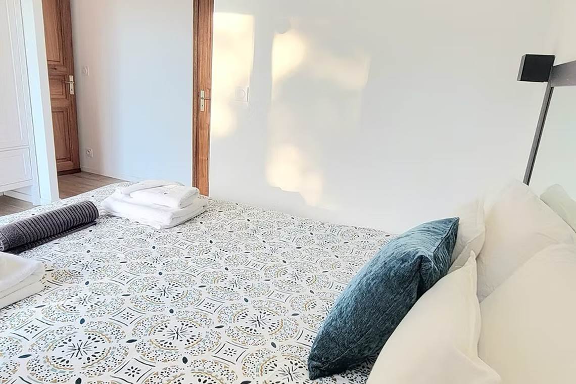 Aménagement intérieur soigné de la chambre d'amis 4 avec linge de maison de qualité.