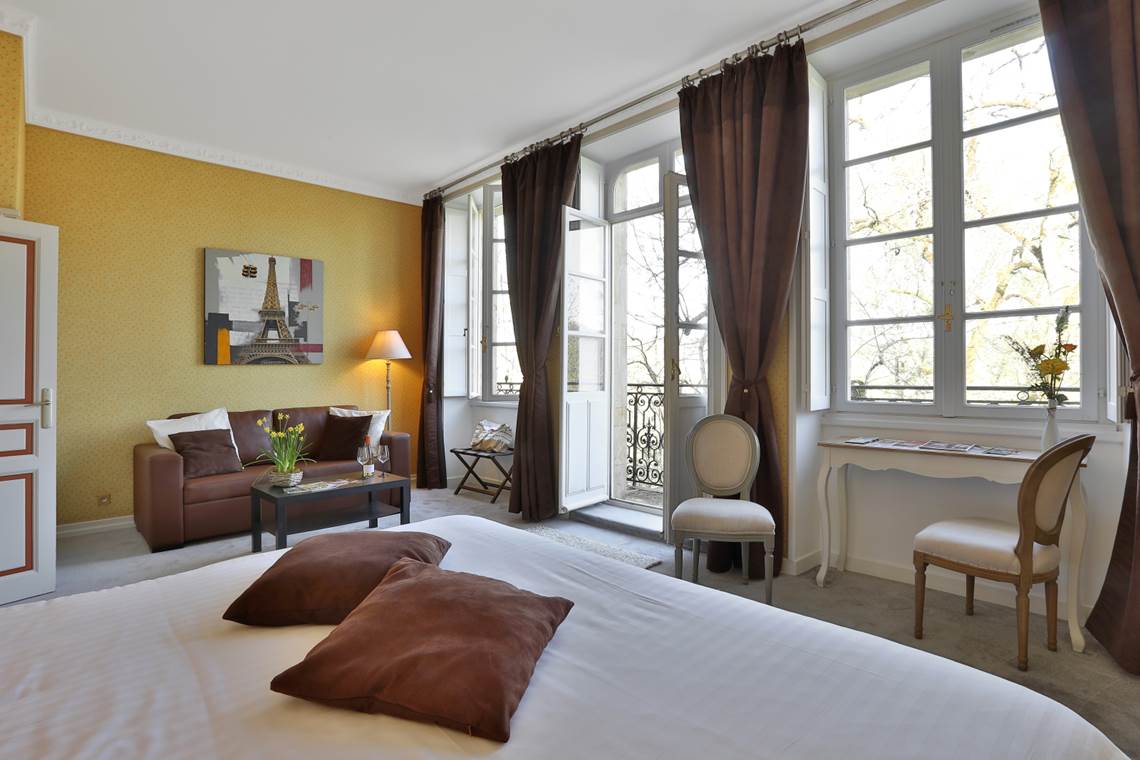 Chambre Jonquille château 7 avec balcon de 2 à 4 personnes en canapé-lit